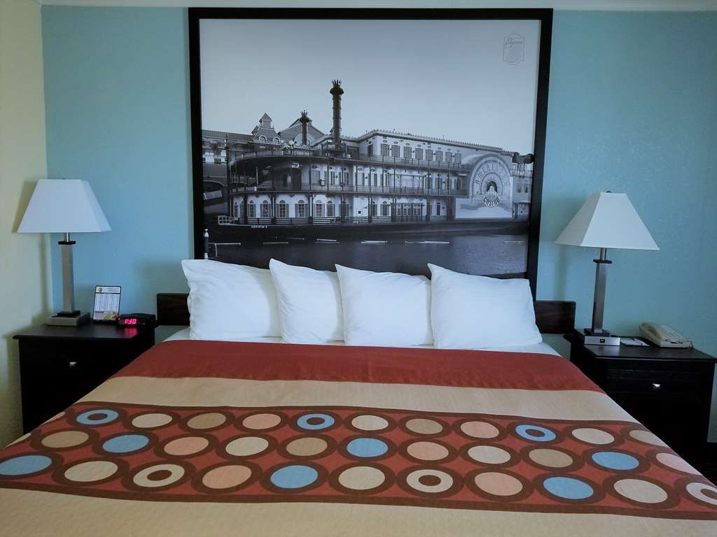 Super 8 By Wyndham Des Moines Hotel Room photo